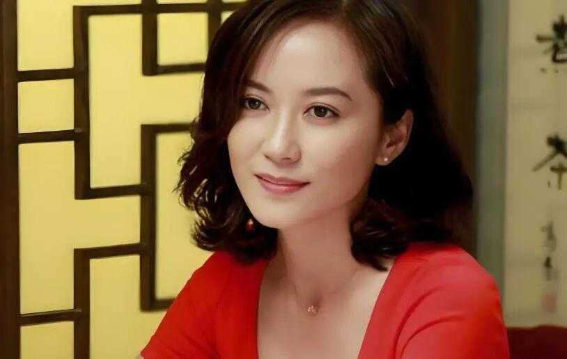 世界杯官网app下载最新版-演员俞飞鸿：坚决不结婚，55岁仍单身，却有一个男人陪伴她20年