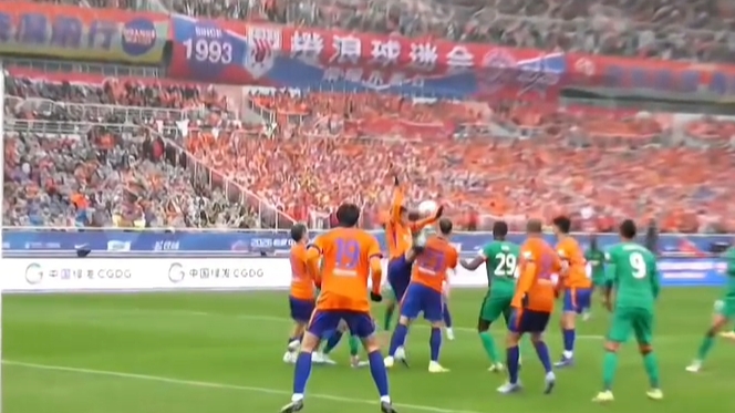 世界杯客户端更新下载-解说晒马德鲁加手球视频:应判点球,但主裁判无反应VAR也没介入